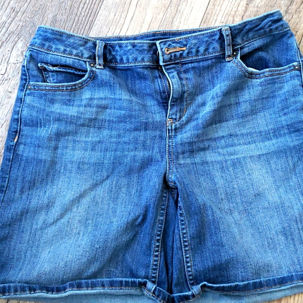 Vera Wang roll cuff shorts, size 6